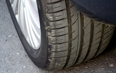 Gume na automobilu će same izduvati u slučaju naglog kočenja?