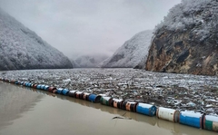 Zastrašujući prizor: Drinsko jezero na ulazu u Višegrad zatrpano smećem iz tri države (VIDEO)
