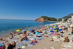 Paprene kazne za šetanje u kupaćim kostimima van plaže u Crnoj Gori