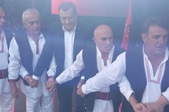 Dodik zaigrao kozaračko kolo na Mrakovici