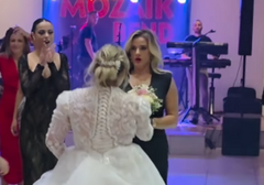 (VIDEO) Umjesto da baci bidermajer, predala ga prijateljici, a onda je uslijedilo iznenađenje