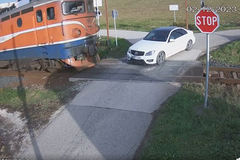 Ponovo incident u Srpskoj: Mercedesom izletio na prugu, voz ga pokupio (VIDEO)