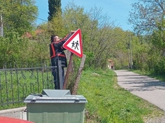 Za bezbjedniju Majevicu: Vatrogasci uredili i obnovili saobraćajnu signalizaciju na putu
