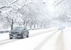 Vozači, vozite oprezno: Klizavi putevi i snijeg usporavaju saobraćaj