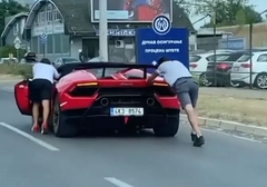 "SKUPO JE GORIVO" Snimak na kojem dva mladića guraju luksuzni "lambordžini" zapalio društvene mreže