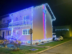 Zimska bajka u Gradišci: Kuća Mike Babića zasijala sa više od 5.000 novogodišnjih lampica