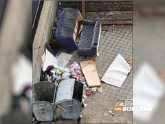 Izbacili sve što im je bilo višak u kući: Ruglo u bijeljinskoj ulici