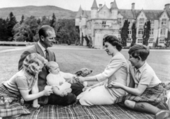 Rodila je 4 djece: Kraljica Elizabeta nikada nije fotografisana sa trudničkim stomakom, evo zašto