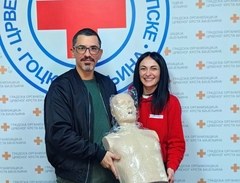 Doktor Slobodan Stanišić 22 puta pobijedio smrt: Crveni krst Bijeljina donirao lutku za obuku Hitnoj pomoći
