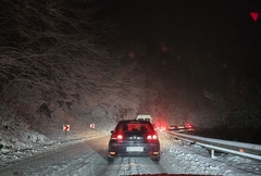 Snijeg nas opet iznenadio: Zavejani putevi u Srpskoj - kamioni zaglavljeni