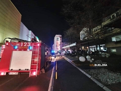 Požar u centru Bijeljine, u toku intervencija vatrogasaca