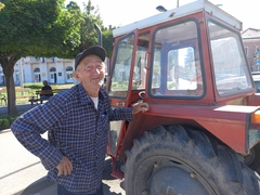 Traktorom iz Amajlija do banke u centru Bijeljine (FOTO)