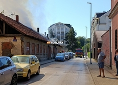 Bijeljina: Gori napuštena kuća, na terenu vatrogasci (FOTO)