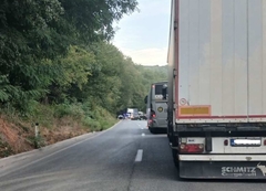 Obustavljen saobraćaj: Težak udes na putu Milići - Vlasenica, auto na krovu (FOTO)