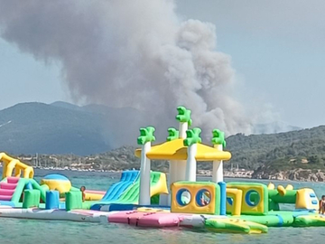 Veliki požar na Sitoniji, turisti pozvani na hitnu evakuaciju!