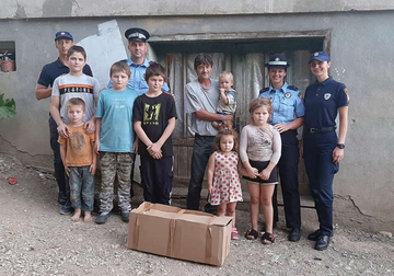 Policajci u Doboju svoje obroke podijelili djeci