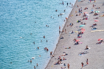 Nevjerovatni poduhvat - šta sve rade ljudi na plaži za hlad FOTO