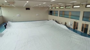 Krojač pokušava da obori Ginisov rekord: Šije pantalone duge 70 METARA