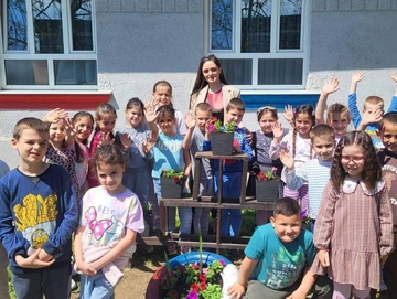 Bijeljina: Zajedništvo na djelu u OŠ ''Dvorovi'' - učenici, roditelji i nastavnici zajedno uredili školsko dvorište