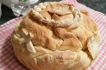 OVAKO SE PRAVILNO SIJEČE SLAVSKI KOLAČ: Svještenik objasnio i ukazao na grešku koju svi pravimo!
