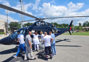 Uspješno obavljen transport Helikopterskim servisom: Dva pacijenta povrijeđena u eksploziji u Foči prebačeni u Beograd