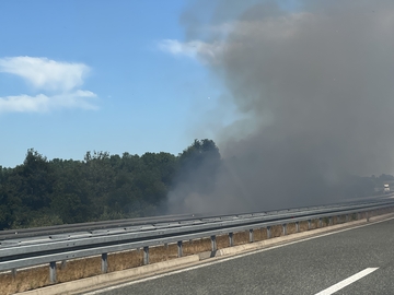 Požar uz auto-put “9. januar”, gust dim smanjuje vidljivost