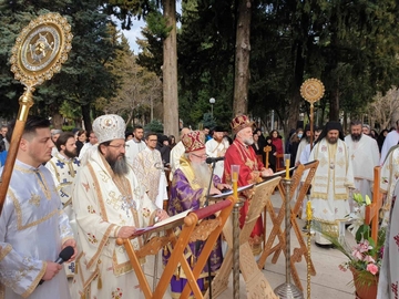 Opijelo upokojenom episkopu Atansiju ispred trebinjskog Sabornog hrama: Brojni vjernici dolaze da se poklone svome vladici