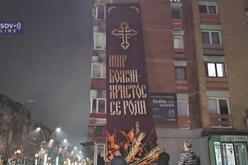 Policija u Kosovskoj Mitrovici vratila transparent "Mir Božji, Hristos se rodi"