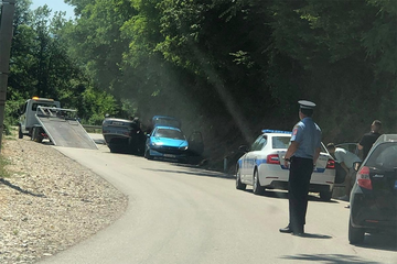 Automobil završio na krovu