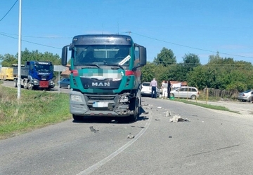 Sudar kamiona i auta kod Bijeljine, usporen saobraćaj (FOTO)