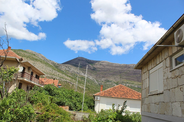 Trebinjski požari i dalje gore, prigradska naselja puna dima i pepela