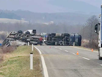 Zastrašujući prizor u blizini Petrovca: Kamion se prevrnuo nasred puta!