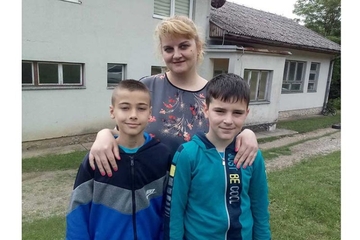 "Ljepše je u prirodi, nego u gradu" Rastaju se jedina dva đaka područne škole u Mješajama kod Foče