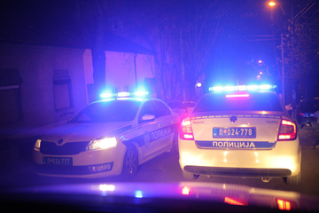 DVOJE UBIJENO U PUCNJAVI U MLADENOVCU: Raspisana potjernica za mladićem koji je pobjegao u "mercedesu"