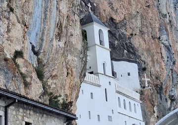 Ispovijest sveštenika sa Ostroga "Bolesna Fatma je odbijala da se pokloni SVETOM VASILIJU, a kada je to učinila, počela je da se GRČI I DRHTI"