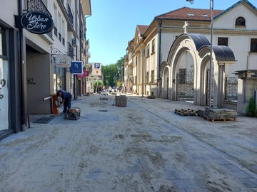 Popločavaju Ulicu patrijarha Pavla, radove će završiti do 30. juna (FOTO)
