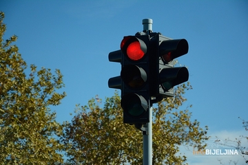 Navike koje vozači praktikuju na semaforu, a koje su štetne za auto