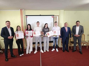 Ponos Ugljevika: Nagrađeni vukovci i đak generacije Osnovne škole "Aleksa Šantić"
