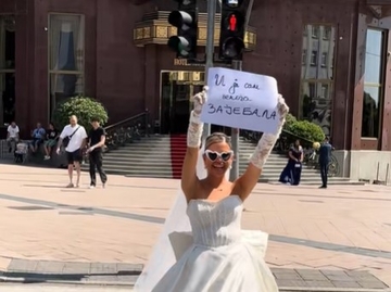 Mlada šetala s TRANSPARENTOM i natpisom zbog kog su svi PRASNULI U SMIJEH