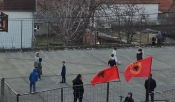 Provokacija u Orahovcu: Zastave Albanije i OVK postavljene na srpskom igralištu