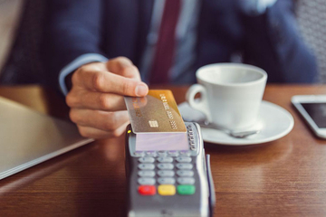 Bakšiš i kartica teško za istim stolom