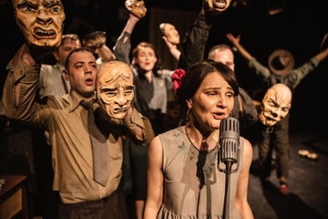 Predstava „Pevanje i ćutanje Sofke Nikolić“ Gradskog pozorišta „Semberija“ izvedena na festivalu bh. drame u Zenici