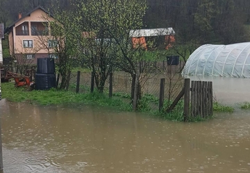 Modriča: Bujične rijeke napravile problem domaćinstvima, ekipe na terenu