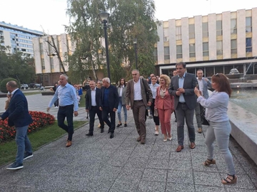 Uprkos policijskoj zabrani: Opozicija se okupila ispred NSRS na "Skupštini na otvorenom"