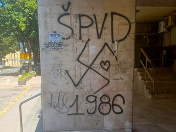 Na fasadama u Bjeloravu iscrtani kukasti krstovi