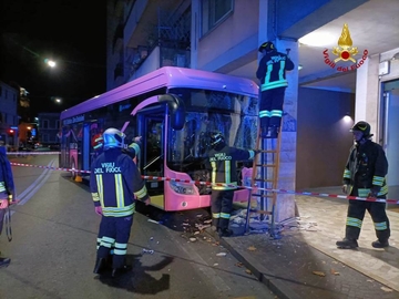 Novi udes u Veneciji: Autobus iste firme udario u zgradu, povrijeđeno 15 osoba