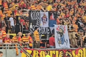 Poljaci brutalno isprozivali Pazarce transparentom: Koza u zagrljaju (VIDEO)