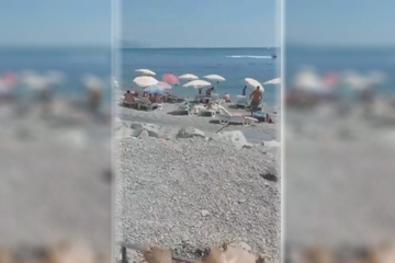 Okreću jagnje na plaži Jaz kod Budve