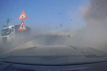 Kamera u vozilu snimila trenutak eksplozije u Izraelu (VIDEO)