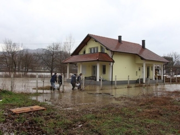 Izlila se Drina u Karakaju, poplavljena dvorišta i podrumske prostorije (FOTO)